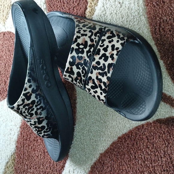 Women's OOFOS leopard print slides size 38 - Picture 3 of 8